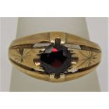 9ct gent's garnet ring with star-cut detail, size W, 5.6g