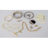 Mixed antique costume jewellery to include a 9ct bar brooch with applied rose head, 9ct polished