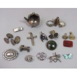 Interesting mixed lot of silver costume jewellery to include a novelty brooch modelled as a horse
