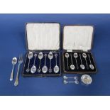 Cased set of six Arts & Crafts style coffee spoons with interesting trefoil pierced knops, maker I S