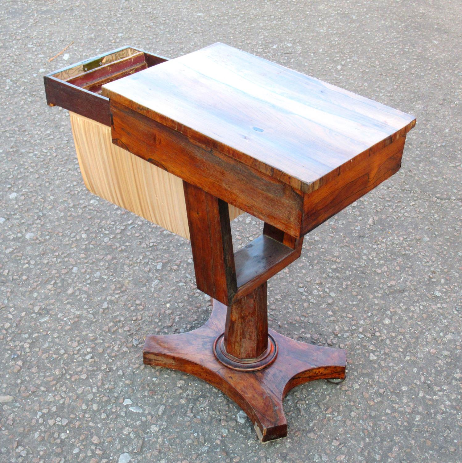 LATE GEORGIAN ROSEWOOD WORK TABLE WITH A SIDE DRAWER WITH SILK COVERED BAG ON A TAPERING OCTAGONAL - Bild 5 aus 5
