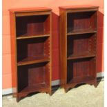 A PAIR OF MAHOGANY FINISH OPEN BOOK CASES EACH WITH ADJUSTABLE SHELVES (H. 92.5 CM, W. 40.5 CM, D.