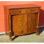 A 19TH CENTURY WALNUT CHIFFONIER CROSSBANDED TOP, DRAWER AND TWO CURVED PANEL DOORS BELOW FLANKED BY