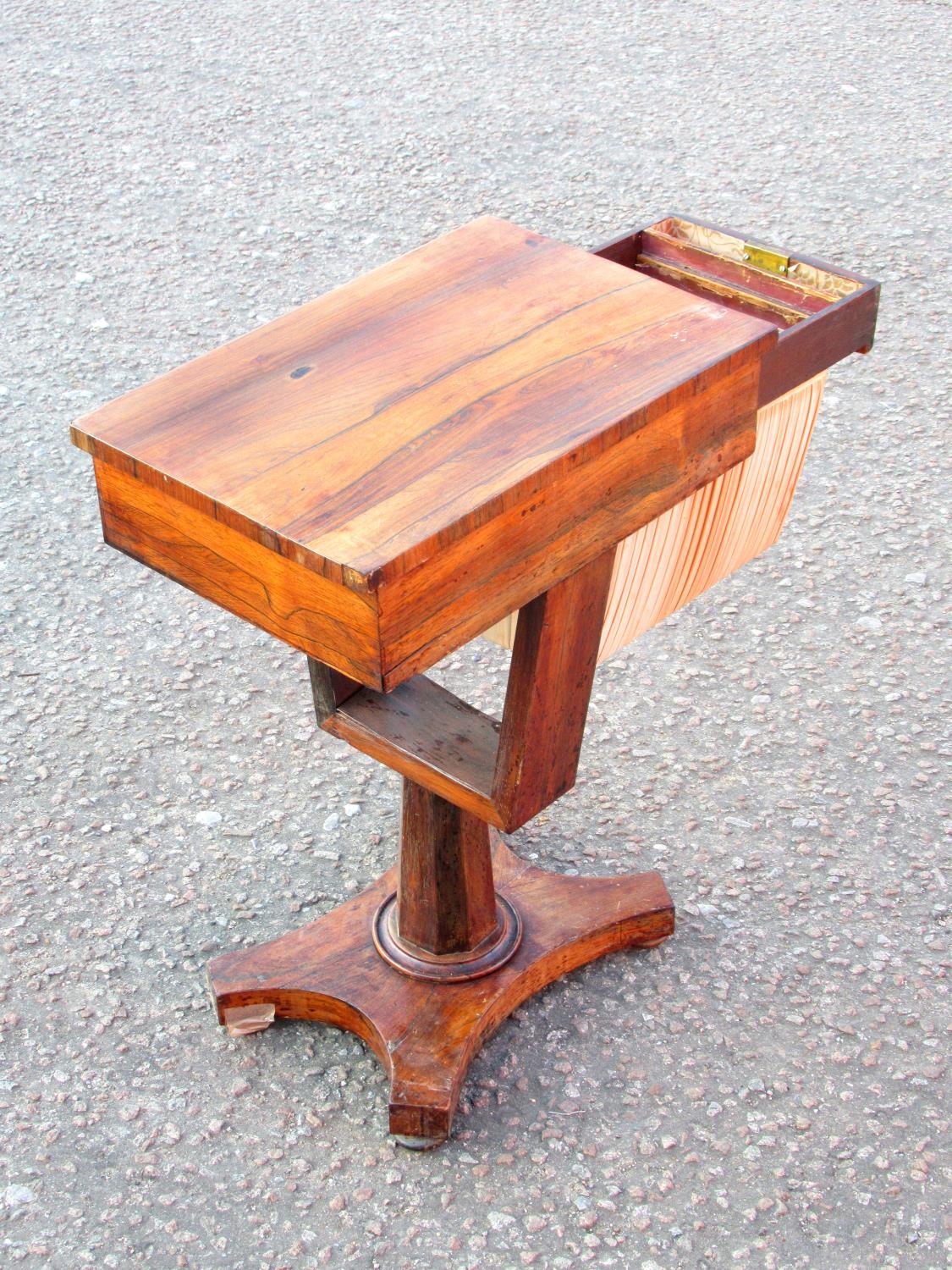 LATE GEORGIAN ROSEWOOD WORK TABLE WITH A SIDE DRAWER WITH SILK COVERED BAG ON A TAPERING OCTAGONAL - Bild 4 aus 5