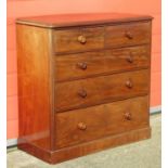A VICTORIAN MAHOGANY CHEST WITH TWO SHORT AND THREE GRADUATED LONG DRAWERS (H. 113 CM, W. 116 CM, D.