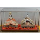 PAIR OF JAPANESE COURT DOLLS WITH BOWLS, IN A GLASS CASE.