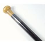 EBONIZED WOOD WALKING CANE WITH A SILVER MOUNT AND HORN HANDLE (H. 90.5 CM)