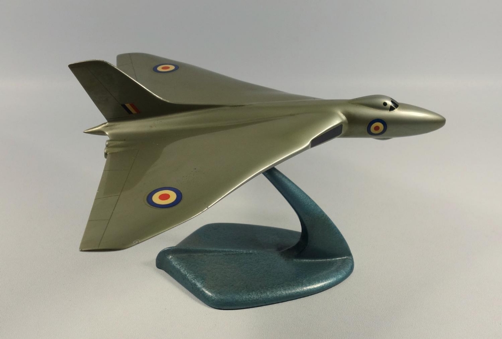 AVRO VULCAN - GOLD PAINTED METAL MODEL WITH DECALS (LENGTH 23 CM, WINGSPAN 24.5 CM) ON A METAL STAND - Image 5 of 9