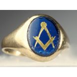 A GENTLEMANS 9 CT GOLD MASONIC SIGNET RING. SET WITH A CENTRAL OVAL PANEL OF BLUE GLASS WITH COMPASS