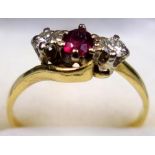 18 CT. GOLD, DIAMOND AND GARNET CROSSOVER RING, SIZE R 1/2, SET THREE STONES (DIAMONDS APPROX. 1/2