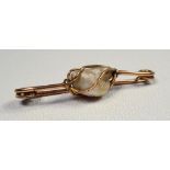 YELLOW METAL AND FRESHWATER PEARL BROOCH, TESTED AS 9CT, GROSS WEIGHT 2.5 GRAMS