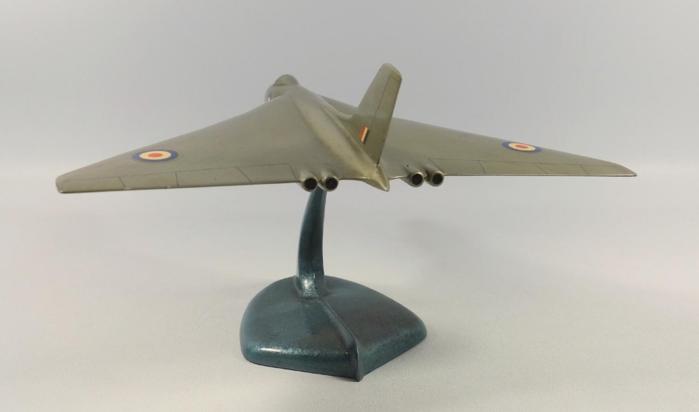 AVRO VULCAN - GOLD PAINTED METAL MODEL WITH DECALS (LENGTH 23 CM, WINGSPAN 24.5 CM) ON A METAL STAND - Image 4 of 9