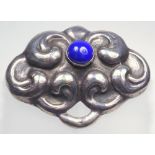 DANISH SKONVIRKE STYLE ART NOUVEAU 830 SILVER BROOCH SET WITH A CABOCHON LAPIS LAZULI STONE, STAMPED