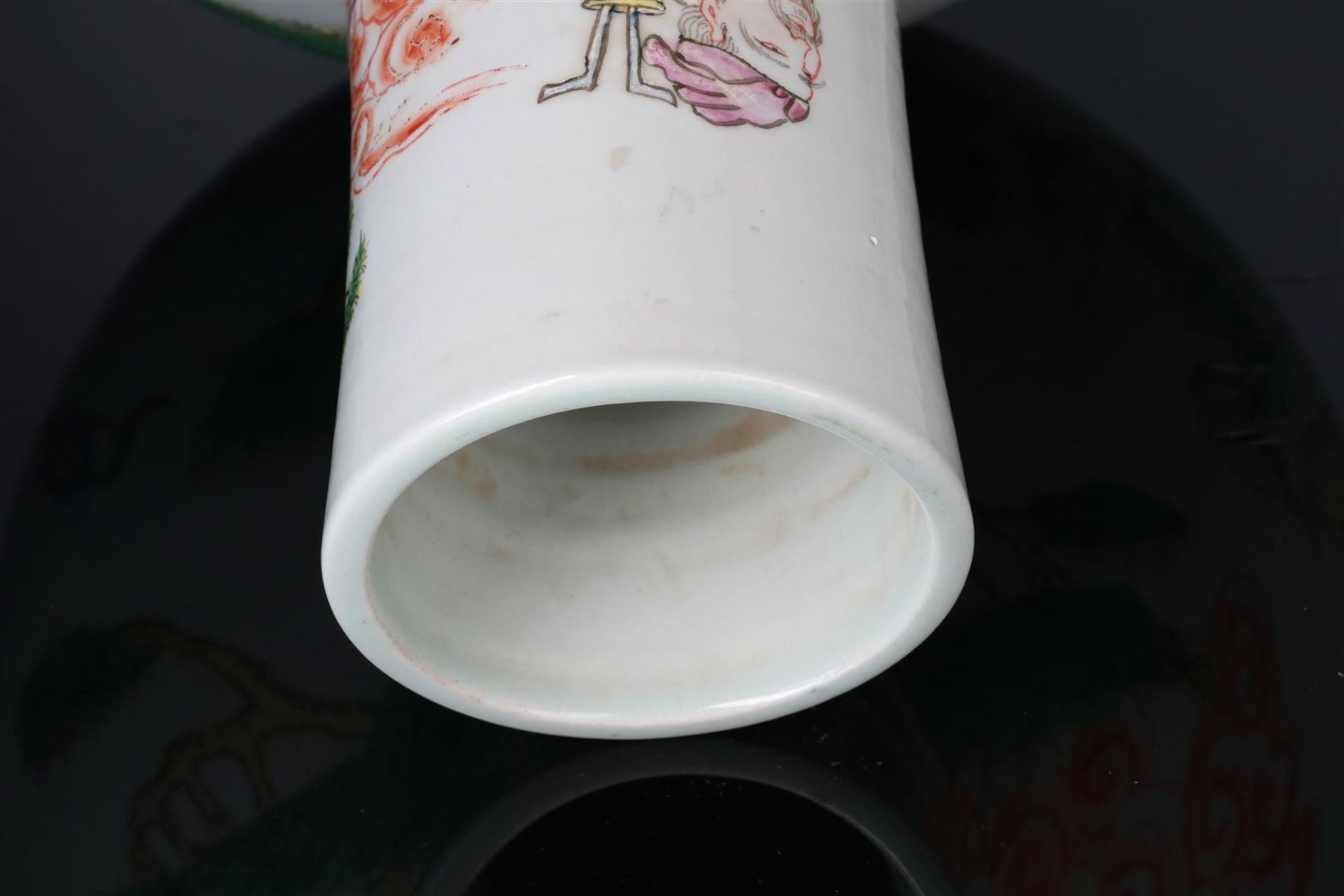 A polychrome porcelain vase, decorated with figures and musicians. Marked with seal mark Kangxi. - Image 7 of 7