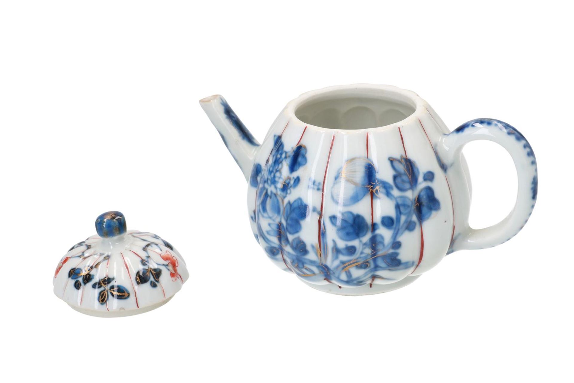 A pair of Imari porcelain teapots with lobbed belly and floral decor. Unmarked. China, 18th century. - Image 3 of 6