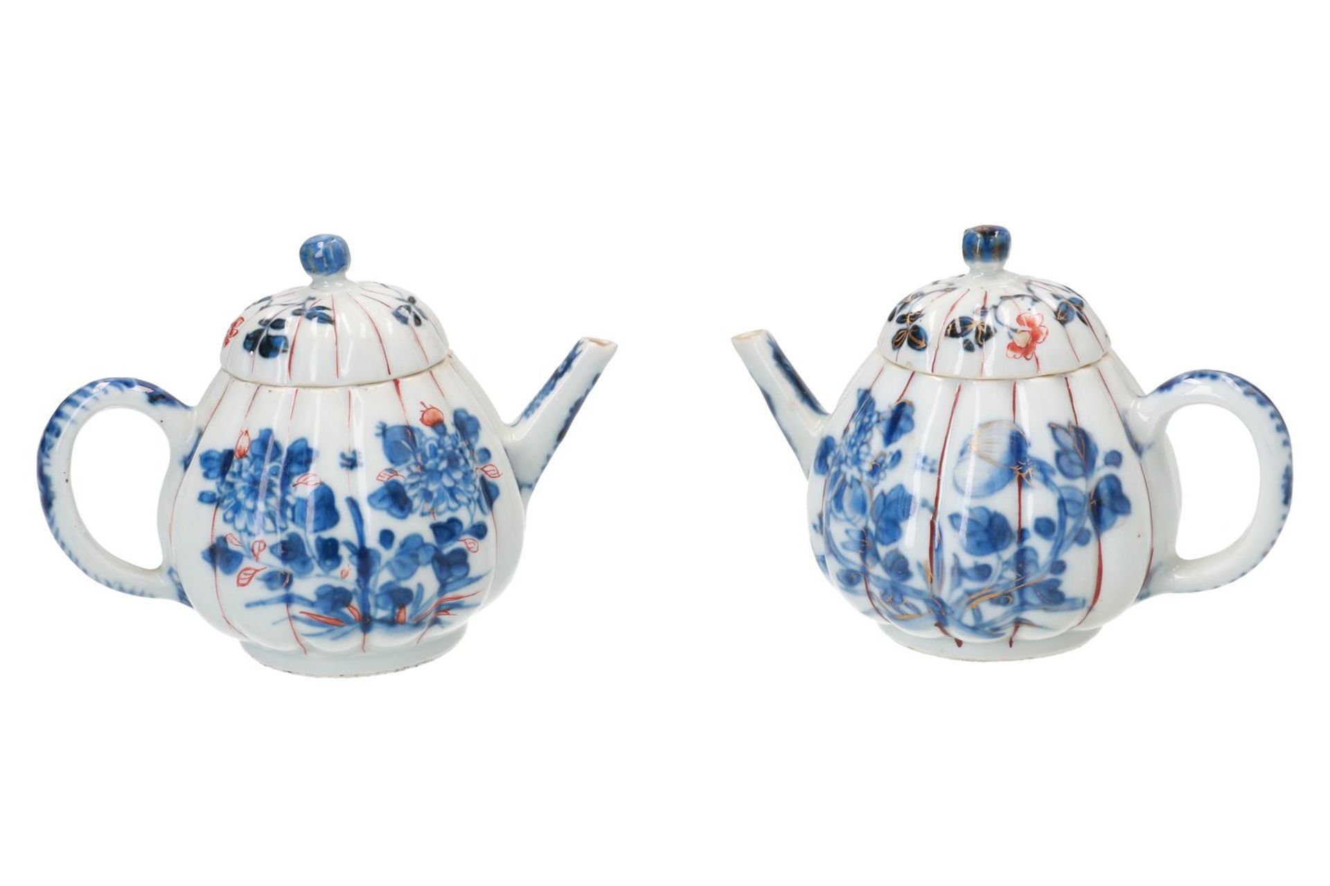 A pair of Imari porcelain teapots with lobbed belly and floral decor. Unmarked. China, 18th century. - Image 2 of 6