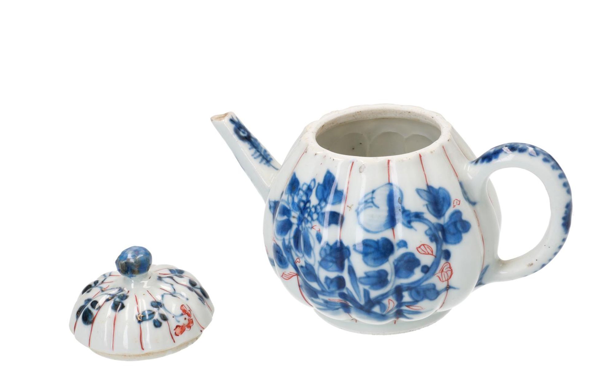 A pair of Imari porcelain teapots with lobbed belly and floral decor. Unmarked. China, 18th century. - Image 5 of 6
