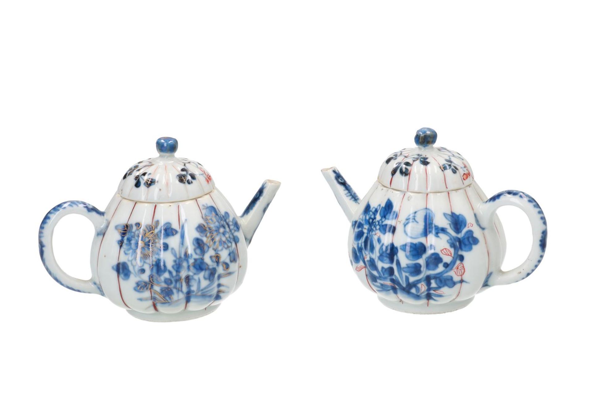 A pair of Imari porcelain teapots with lobbed belly and floral decor. Unmarked. China, 18th century.