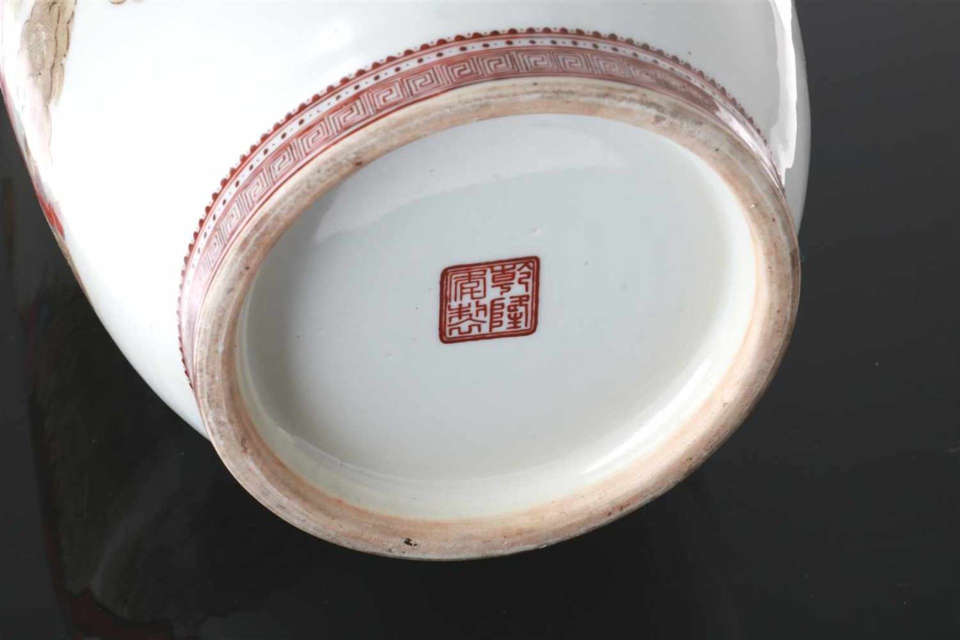 A polychrome porcelain vase, decorated with warriors on horses and characters. Marked with seal mark - Image 6 of 9