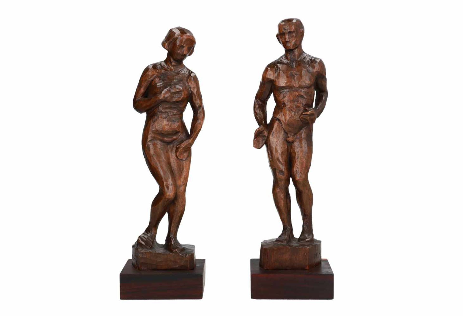 Een paar houten sculpturen van een man en vrouw, op coromandelhouten sokkels. Met initialen M.L.H.