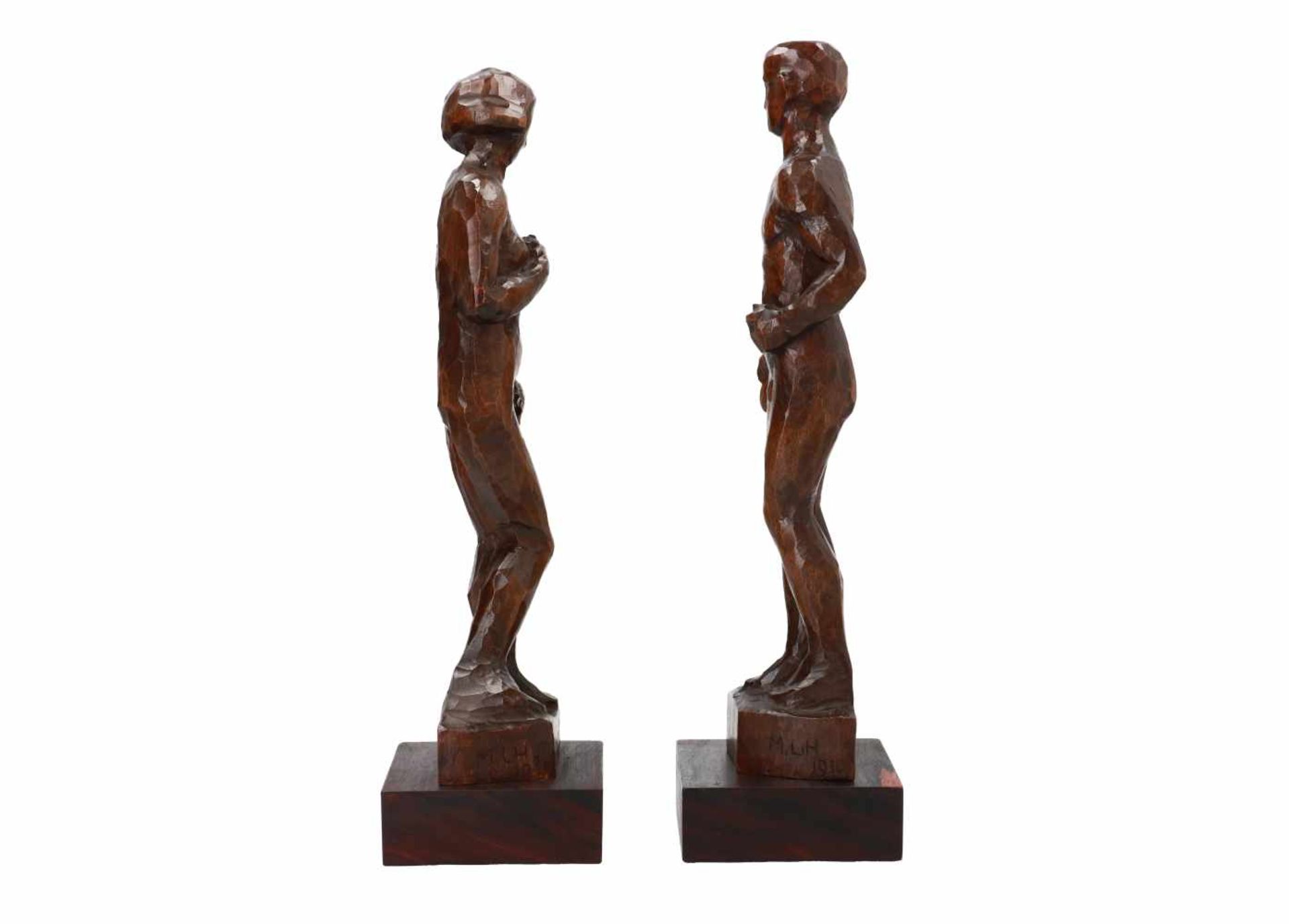 Een paar houten sculpturen van een man en vrouw, op coromandelhouten sokkels. Met initialen M.L.H. - Image 4 of 4