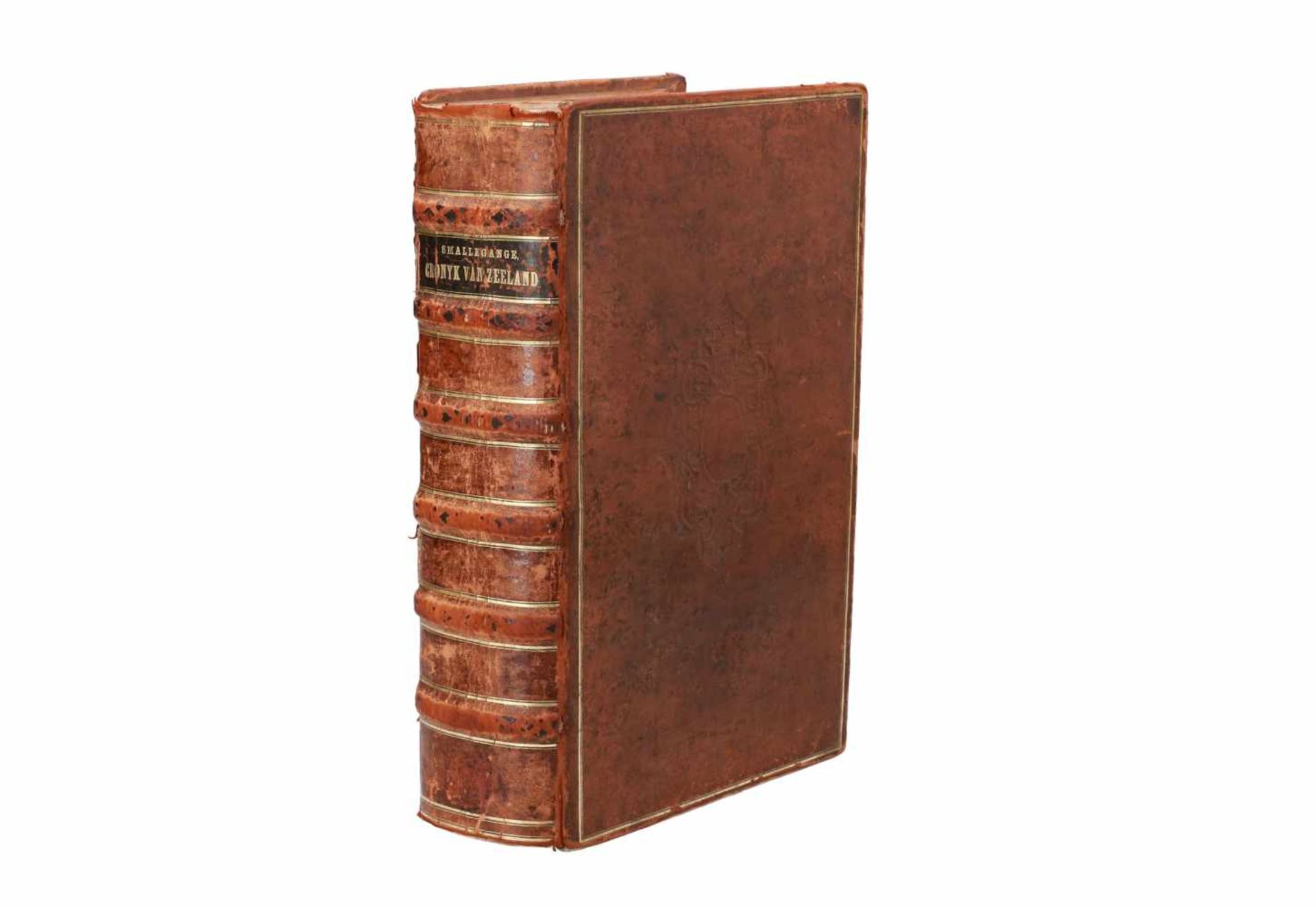 Boek: 'Nieuwe Cronyk van Zeeland', door M. Smallegange, 1696. In 19-eeuwse lederen band.