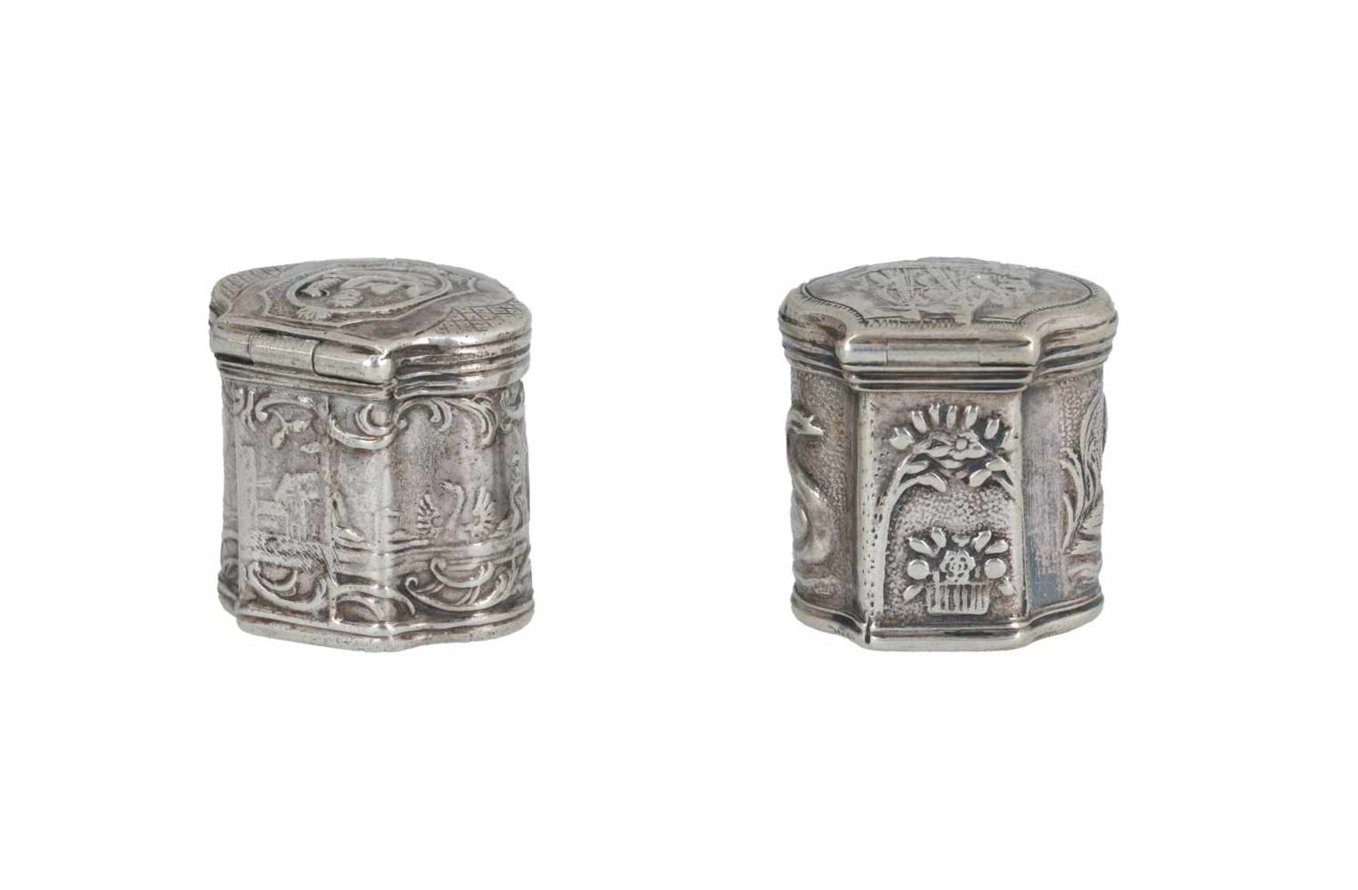 Twee zilveren lodereindoosjes, 1) versierd met zwanen en pauw aan de zijkanten en een driemaster - Image 2 of 4