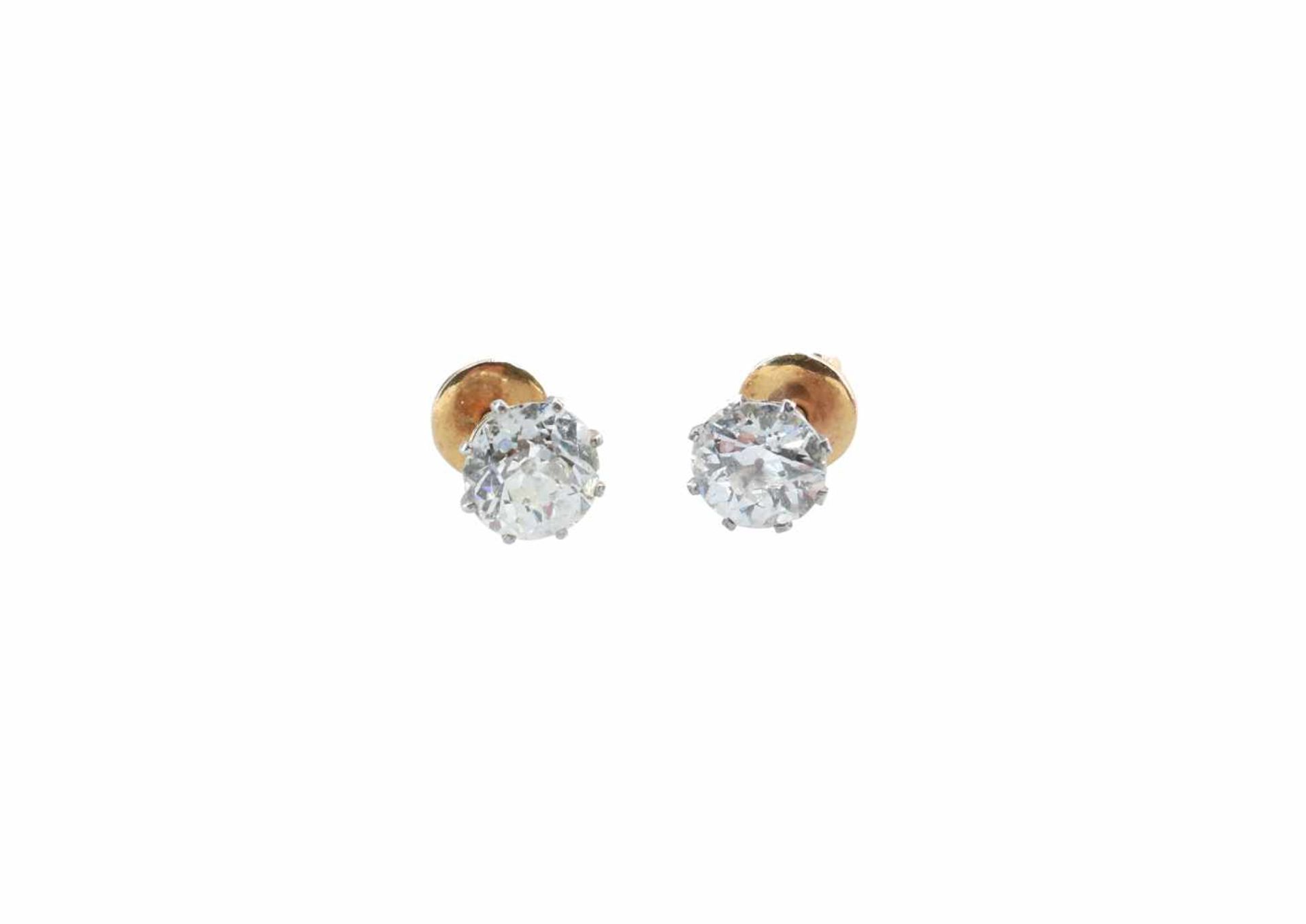 Stel BWG gouden oorbellen, zgn. studs, bezet met een bolsjewiek geslepen diamant van ca. 0.65 en 0. - Image 2 of 2