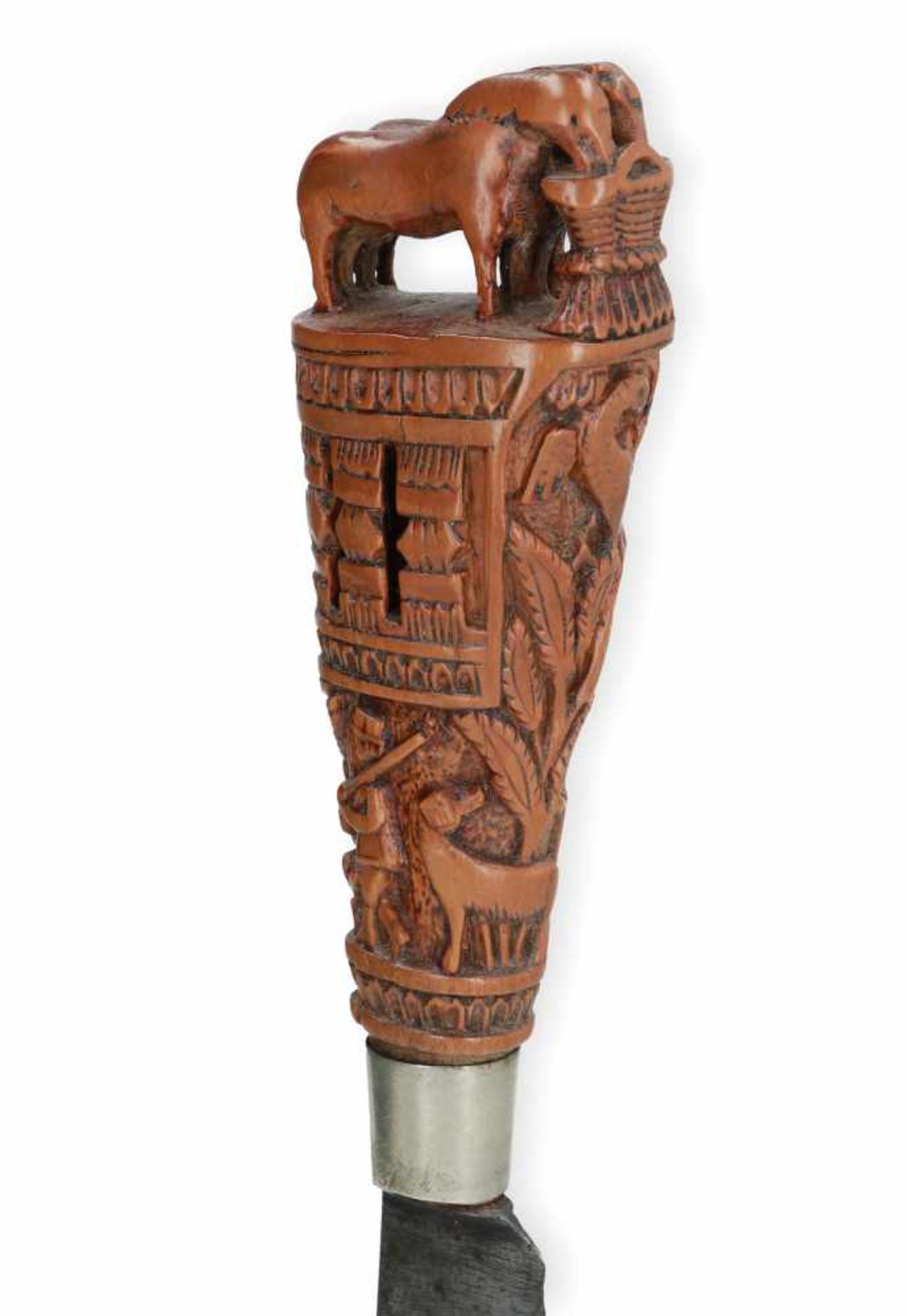 Gestoken houten paardenmes, gedecoreerd met jagers met honden en een bekroning van uit een mand - Image 4 of 6