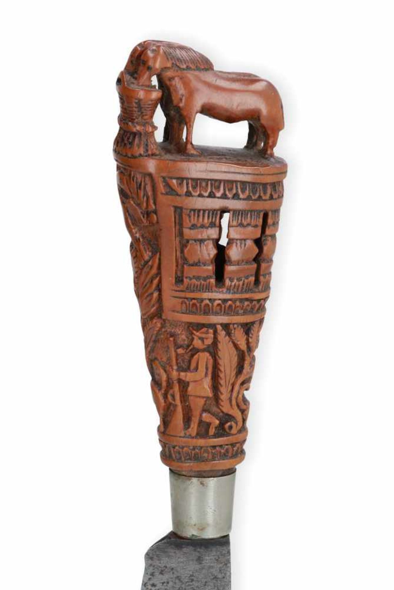 Gestoken houten paardenmes, gedecoreerd met jagers met honden en een bekroning van uit een mand - Image 5 of 6