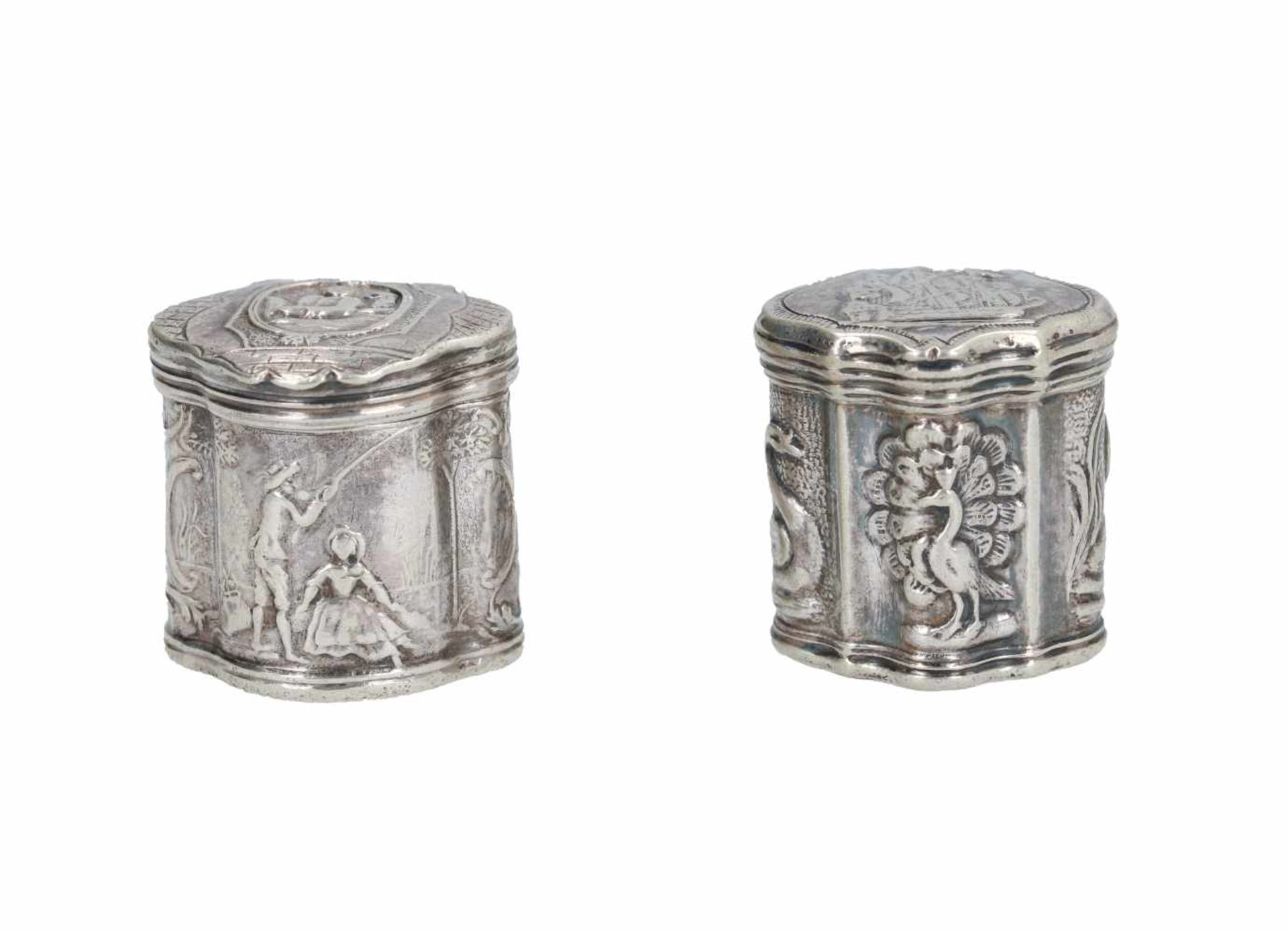 Twee zilveren lodereindoosjes, 1) versierd met zwanen en pauw aan de zijkanten en een driemaster