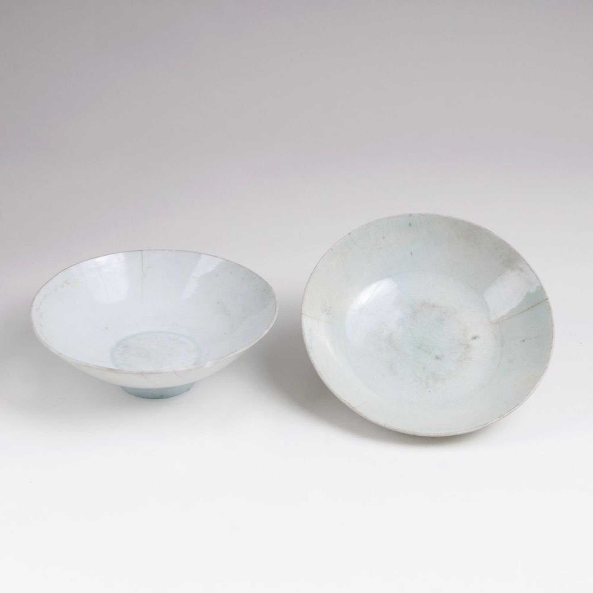 Paar Seladon-Schalen mit Qingbai-GlasurChina, Song-Dynastie (960-1279). Steinzeug, bläulich-weiße,