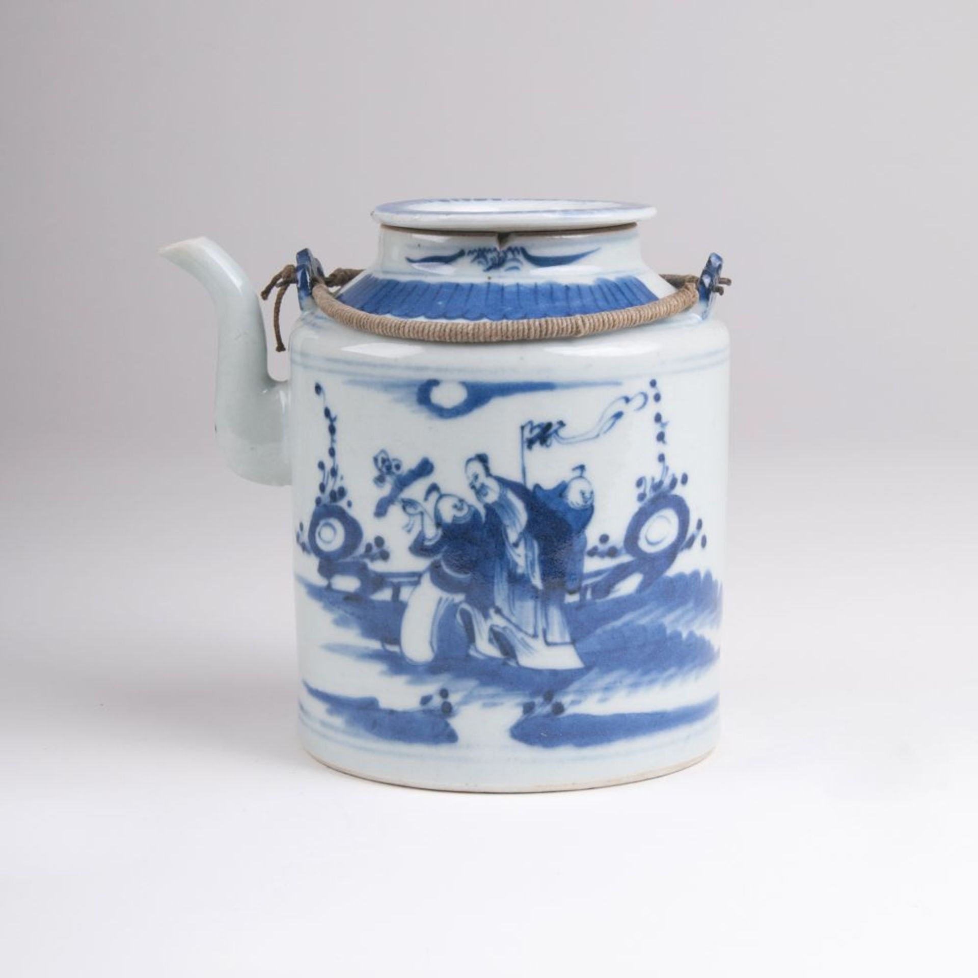Blau-weiß Teekanne mit figürlichen SzenenChina, späte Qing-Dynastie (1644-1911). Porzellan.