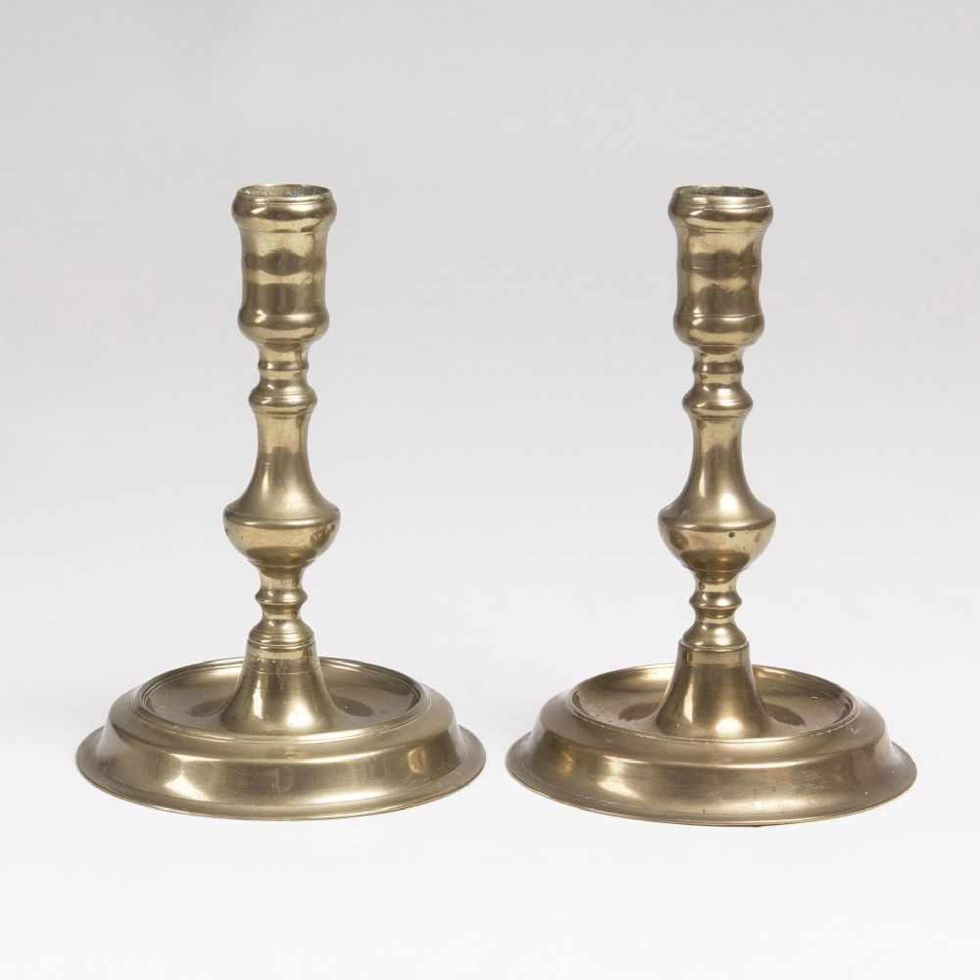 Paar barocker Bronze-Kerzenleuchter18. Jh. Bronze. Zweiteilig, schraubbare Tischleuchter auf