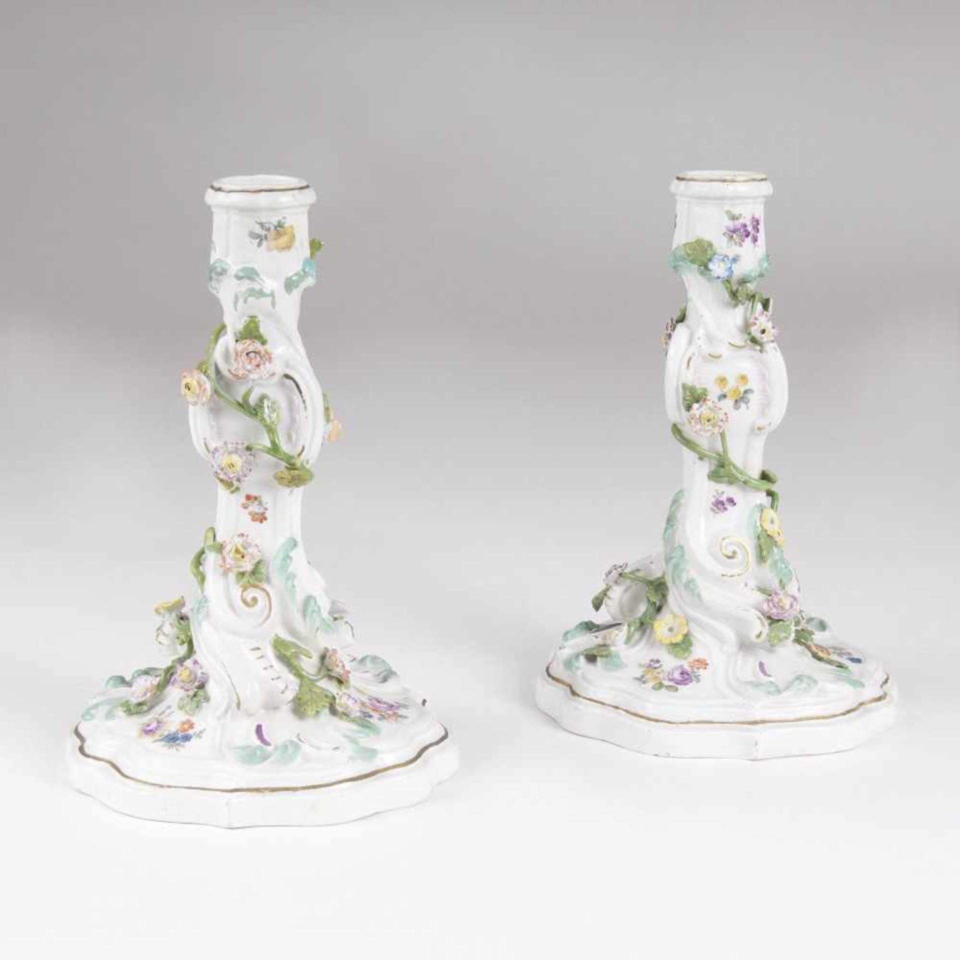 Paar Rokoko-KerzenleuchterMeissen, um 1750. Porzellan. Geschweifte Form mit reichem plastischen