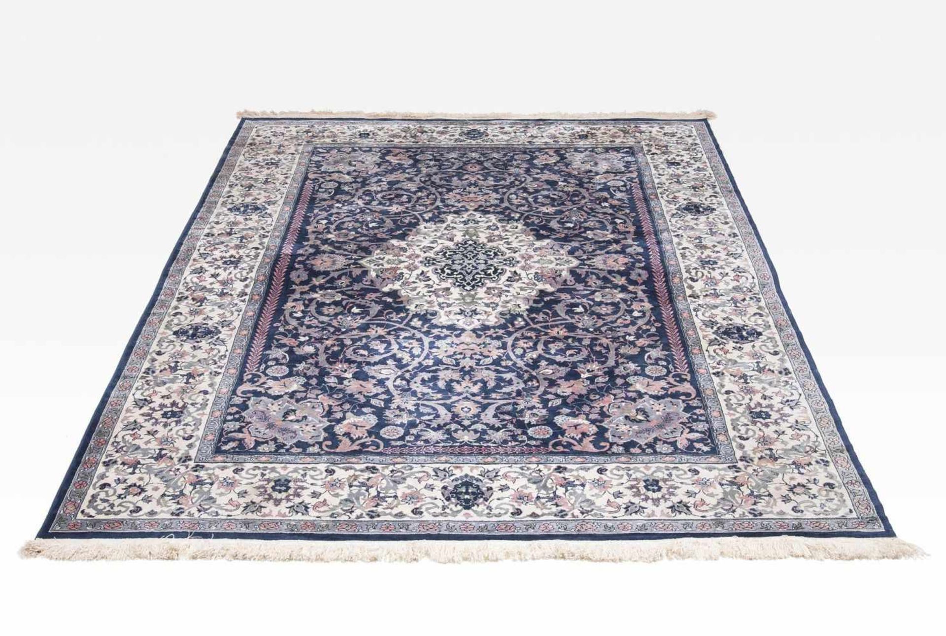 Perser-Teppich 'Isfahan'Isfahan, 20. Jh. Wolle. Dunkelblauer Grundton mit zentralem blau- und