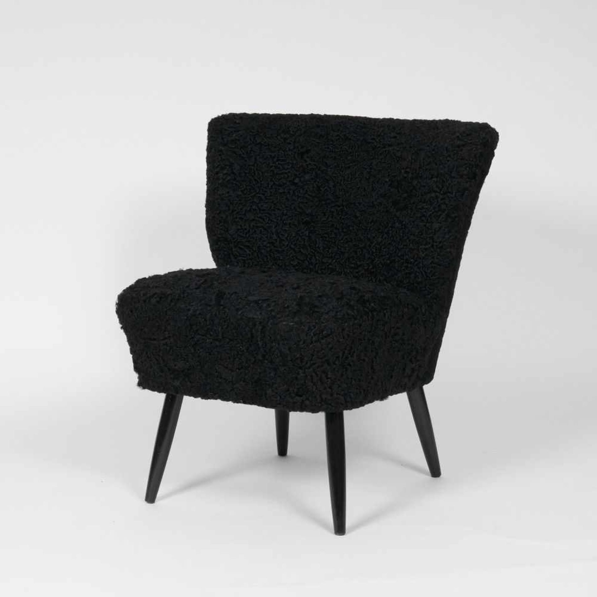 Mid-Century Sessel mit Persianer-Bezug1960er Jahre. Schwarzlack-Beine. H. 72 cm, B. 50 cm, Sitztiefe