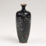 Feine Cloisonné-Vase mit PrunusJapan, Meiji-Periode (1868-1912). Meiping-Form. Auf blauschwarzem