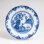 Blau-weiß Teller mit HirschenChina, Qianlong-Periode (1736-1795). Porzellan, unterglasurblau bemalt.