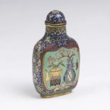 Cloisonné-SnuffbottleChina. Auf den abgeflachten Seiten jeweils Vasenmotive mit Blütenzweigen,