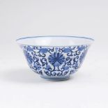 Blau-weiß Kumme mit BlütenrankenChina, Guangxu-Periode (1875-1908). Porzellan mit