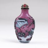 Snuffbottle mit Kranich-DekorChina. Rosa geflocktes Glas mit weißgrauem Überfang. Umlaufend