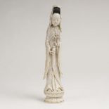 Elfenbein-Figur einer GuanyinChina, späte Qing-Dynastie (1644-1911). Elfenbein, vollrund geschnitzt,