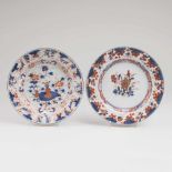 Zwei Imari-Teller mit Blumen-Früchte-Dekor und Artemisia-Blatt in VaseChina, Qing-Dynastie (1644-