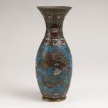 Reich dekorierte Cloisonné-BalustervaseJapan, Meiji-Periode (1868-1912). Polychromes Cloisonné auf