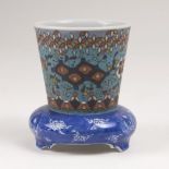 Porzellan-Tuschwassertropfer mit CloisonnéJapan, Meiji-Periode (1868-1912). Geschweifter Fuß in