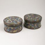 Paar Cloisonné-Deckeldosen mit Millefleurs-DekorChina, Qing-Dynastie (1644-1911). Polychromes