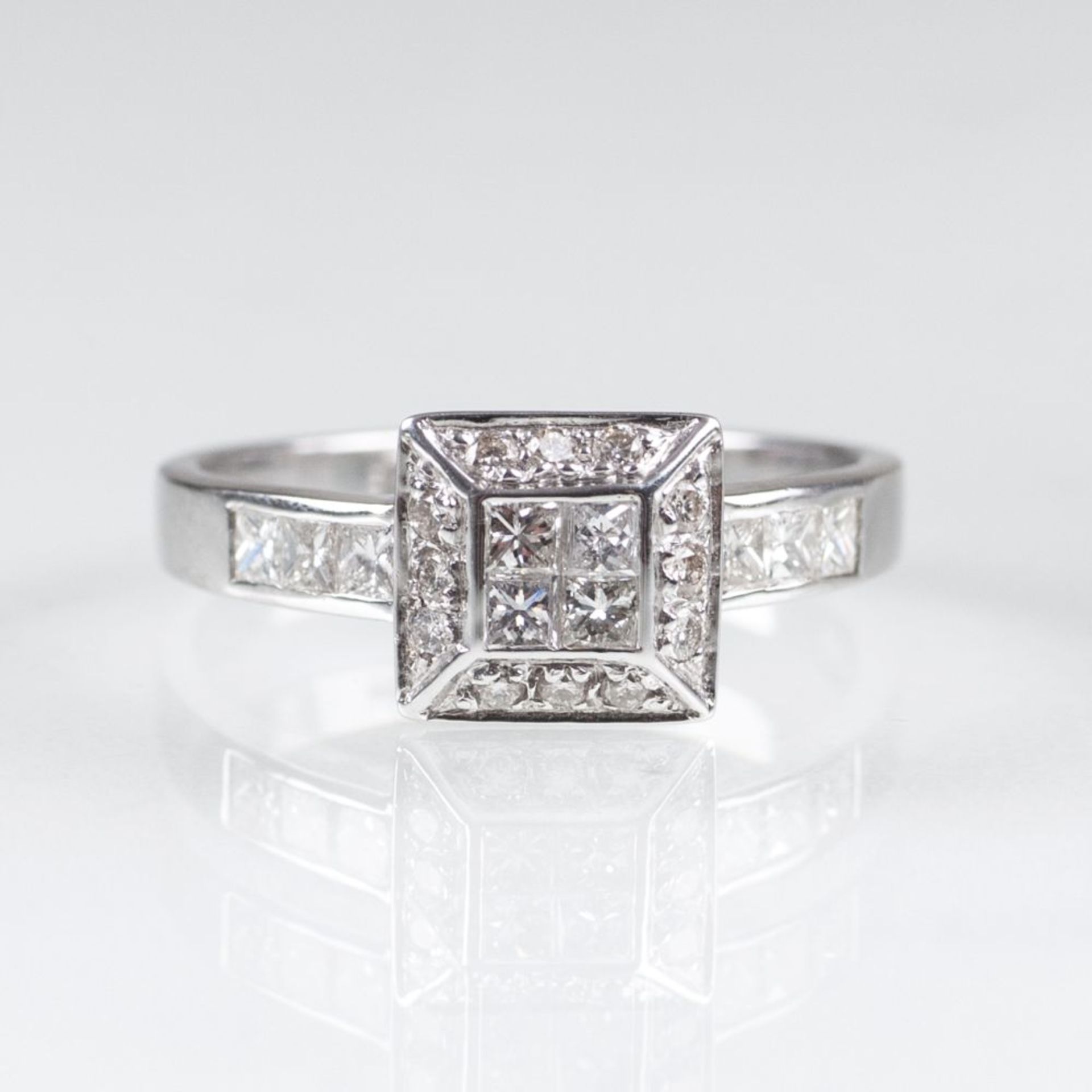 Diamant-Ring18 kt. WG, gest. Schauseite mit Besatz von 10 Diam. im Princess-Schliff und 12 Brill.