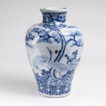 Blau-weiße Balustervase mit KranichenChina, späte Qing-Dynastie (1644-1911). Porzellan mit