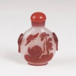 SnuffbottleChina. Opakes weißes Glas mit rotem Überfang. Verschiedene Tiermotive, Ringmasken an